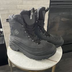 Size 10 - like new Columbia Omni heat waterproof snow boots.