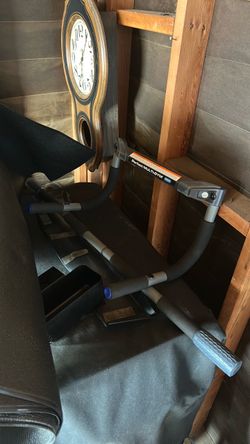 Pull up door bar