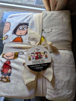Berkshire VelvetLoft Peanuts Snoopy Plush Throw Blanket