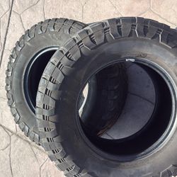 2 TIRES 35x12.50x18