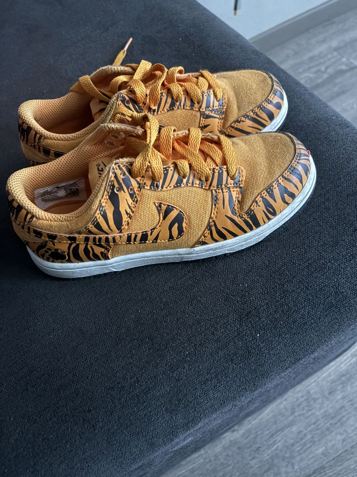 Youth dunks