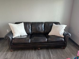 Nice Leather couch in good condition