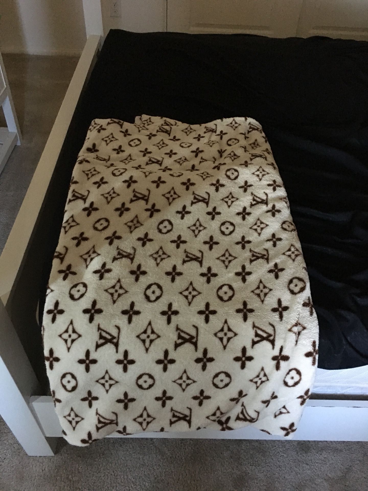 louis vuitton blanket with logo