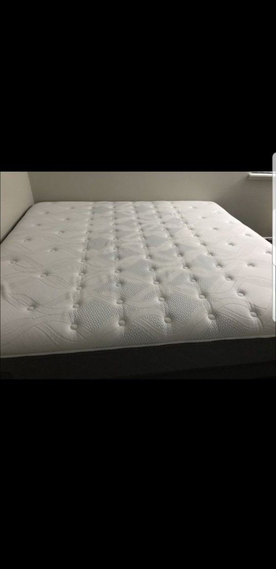 King Size Sealy Posturpedic Luxury Mattress 