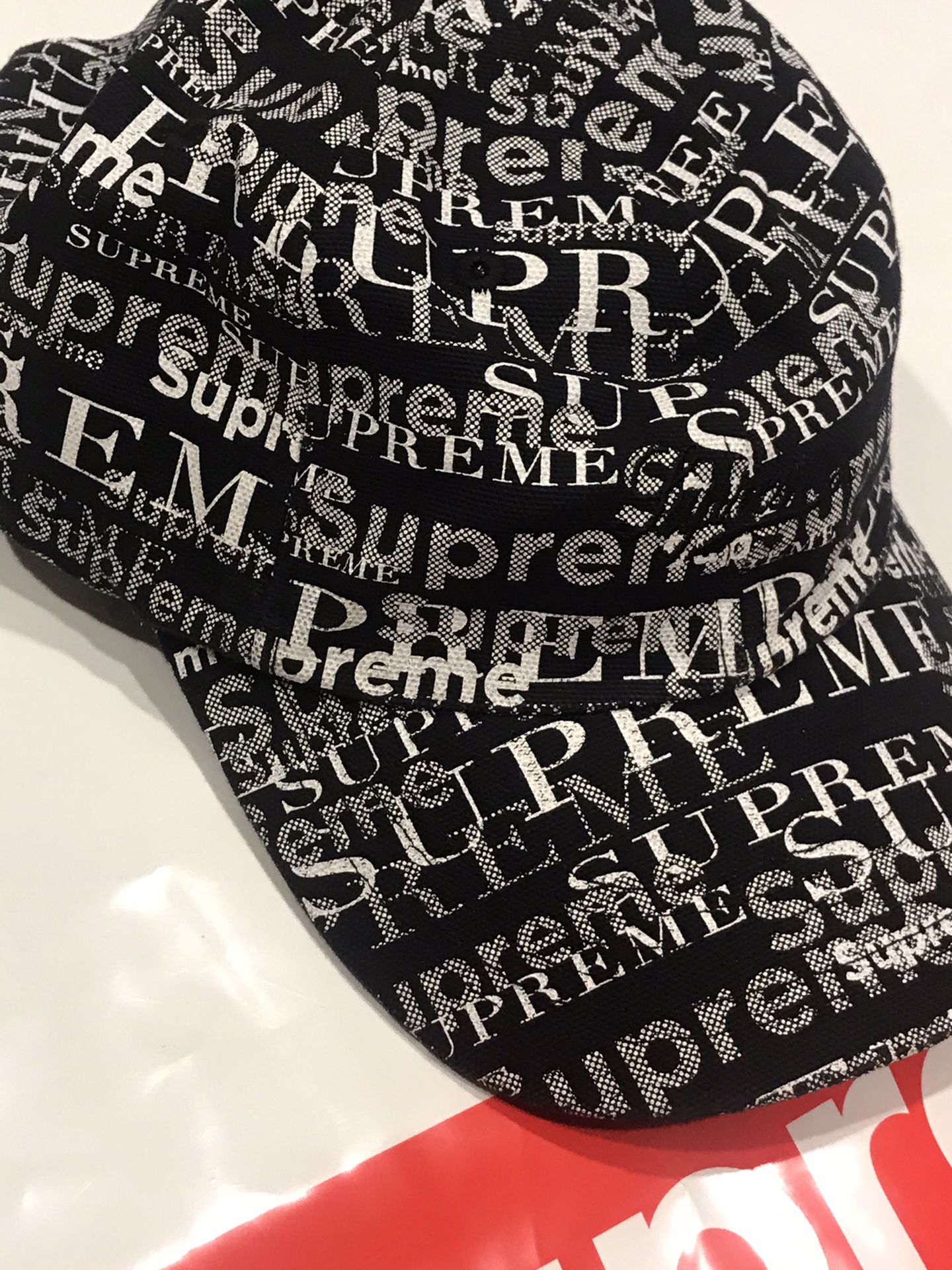 Supreme logo cap (authentic) black or red