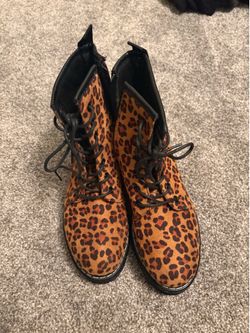 Woman’s boots size 8