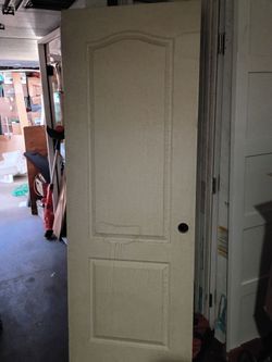 Interior door hollow 28x79 right hand !has water stain,no damage,need new paint