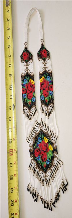 BEAUTIFUL HANDMADE BEEDED NECKLACE