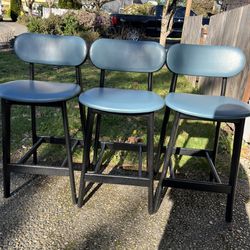 3    Barstools In Good Condition 