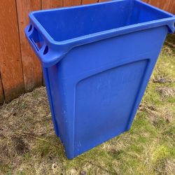 Rubbermaid Trash Can 