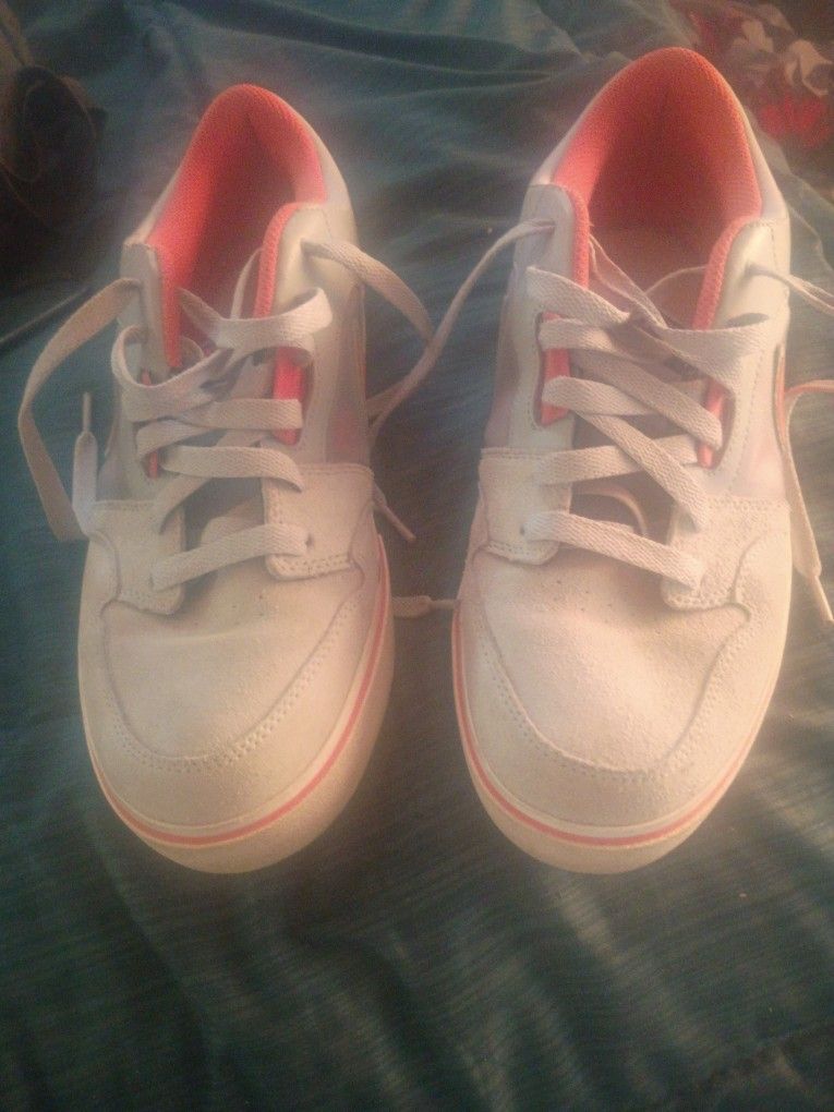 Men's Size 10 Suade Nike Delta Force