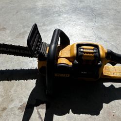 FLEXVOLT 60V MAX 18in. Brushless Cordless Battery Powered Chainsaw 