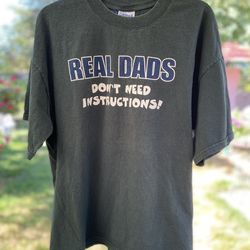Vintage Y2K Gildan REAL DADS DON’T NEED INSTRUCTIONS Green T - Shirt Men’s XL