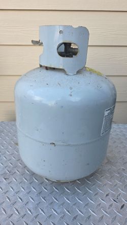 20-pound steel propane tank cylinder with quick-connect