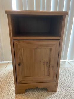 Small Bedside Stand!  Looks good!