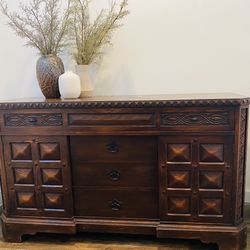 Beautiful Dark Wood buffet-credenza Dining Storage Dresser Medieval Gothic Castle ornate 