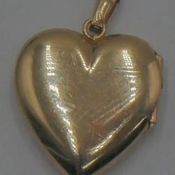 14kt yellow gold heart locked pendant 1.5 grams mint. 875043-1.