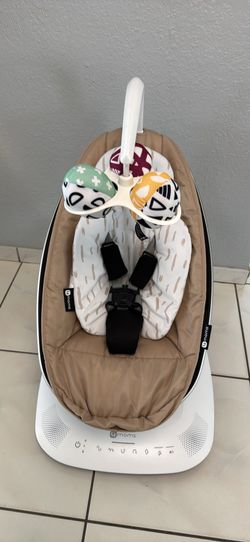 4moms Baby Bouncer with Toy Bar