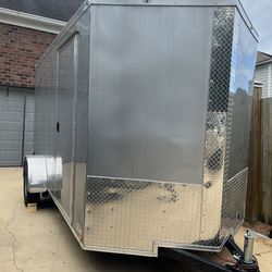 Enclosed trailers are the perfect solution for transporting your precious cargo, vehicles and sports equipment. Not only does a full encasement provid
