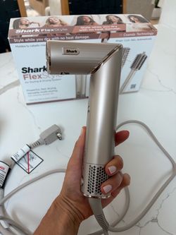 LIKE NEW- Shark Flex Style with all attachments