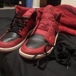 Jordan 1 Mids Red/white/black