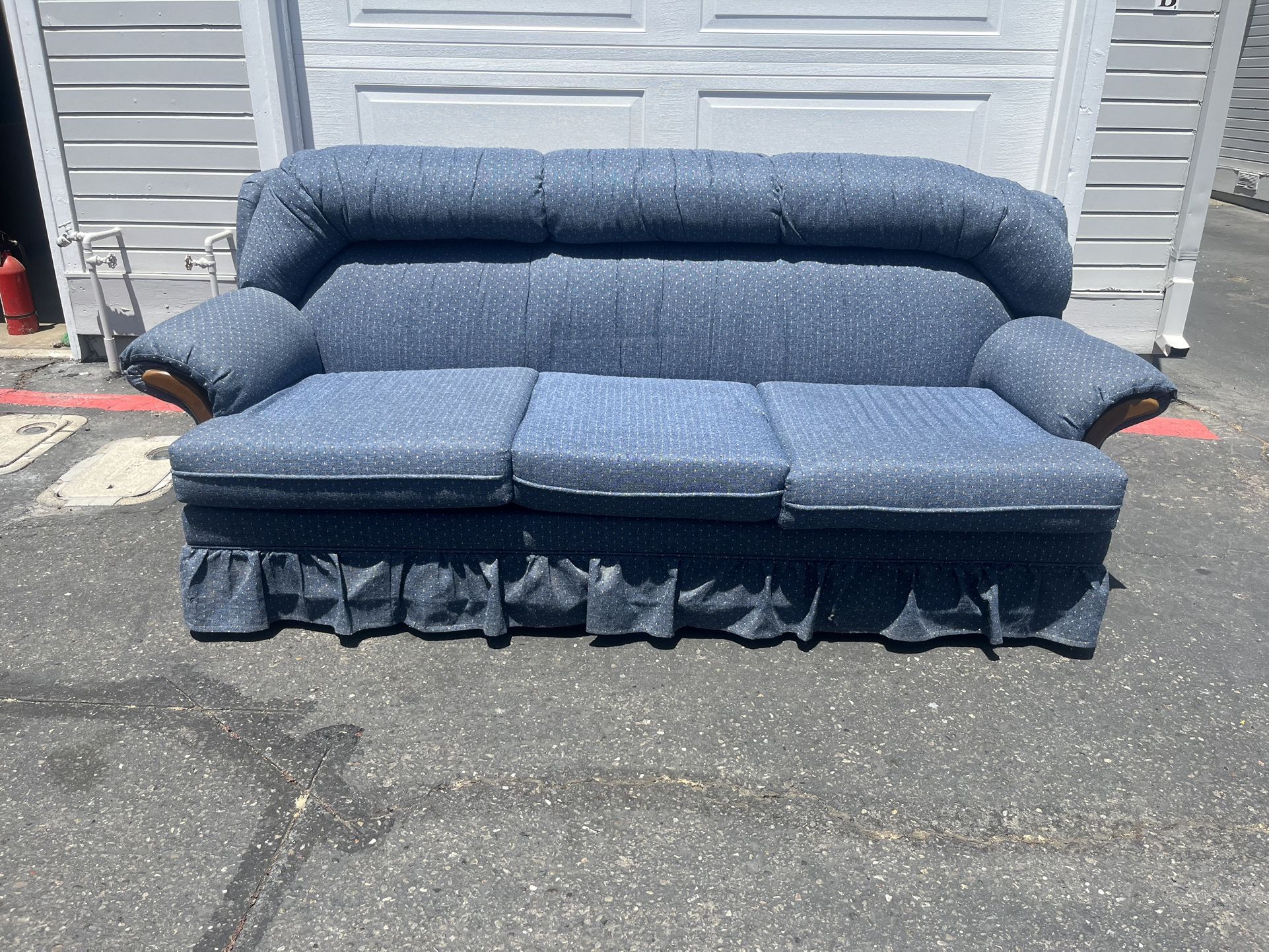 Vintage Blue Couch – Retro Comfort & Style