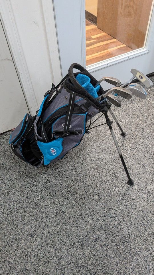 US KIDS GOLF BAG AND CLUBS. RIGHT HAND. EXCELLENT CONDITION.