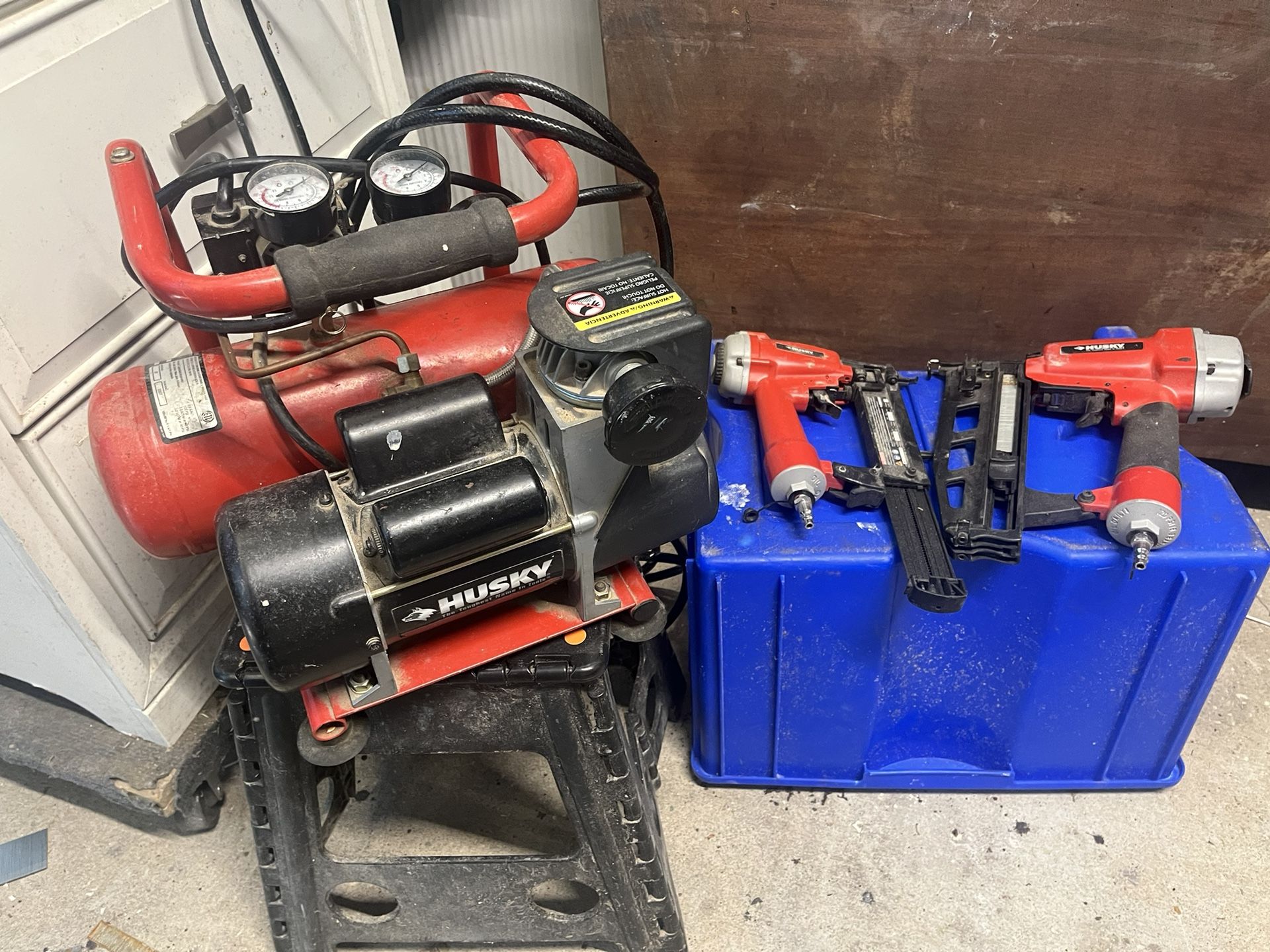 Husky Compressor w/Hose & 1 - Straight Finish Nailer & 1 - Brad Nailer