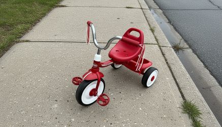 Radio Flyer Red Kids Classic Toddler Tricycle Bike. Good Condition. Great For kids 1-3 years old. Retails $49.99