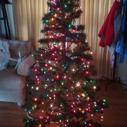 5 1/2 Foot Artificial Christmas tree With Multicolored Lights And Star