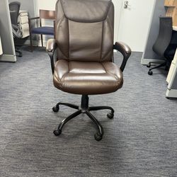 Rolling desk chair