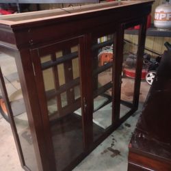 China Cabinet With Lights. 