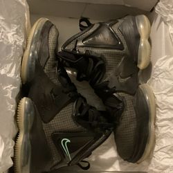 LeBron XIX 