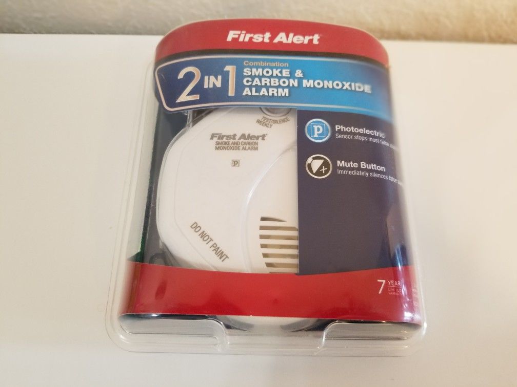 First Alert SCO5CN Battery Operated Combination Smoke and Carbon Monoxide Alarm