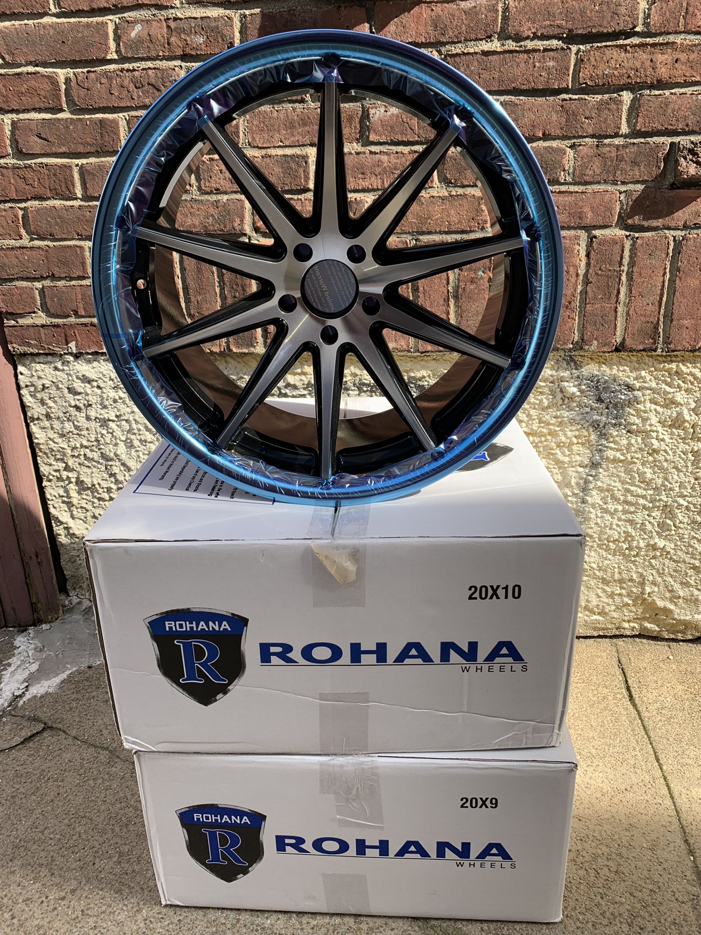 Rohana rc10 set rims. 20x10 5x112 45et cb66.56 & 20x9 5x112 35et cb66.56 machine black / chrome. Lip Benz car Audi car brand new rims for sale