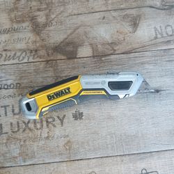 DEWALT RETRACTABLE KNIFE