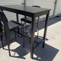 Pub Table W/2 Bar Stools  Excellent Condition 