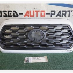 1smallcrack 2016 - 2018 - 2023 TOYOTA TACOMA FRONT GRILLE OEM AY29176 w/o emblem
