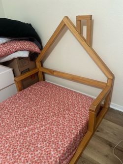 Twin sized floor bed
