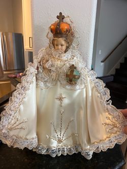 Beautiful Vintage 18" Infant Jesus of Prague statue and dust cover