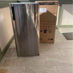 New LG  6 cu ft single door refrigerator. Cash and pick up only $279obo