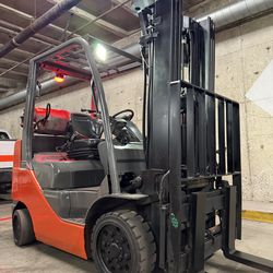 TOYOTA M8 forklift , latest model 5500 lb, 3 stage, side shift , fork positioner