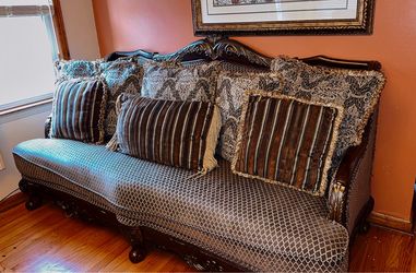 Like new ! Traditional living room set