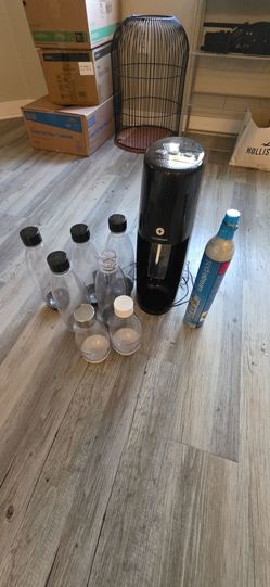 Sodastream set with machine, 2 co2 cylinders and 6 bottles