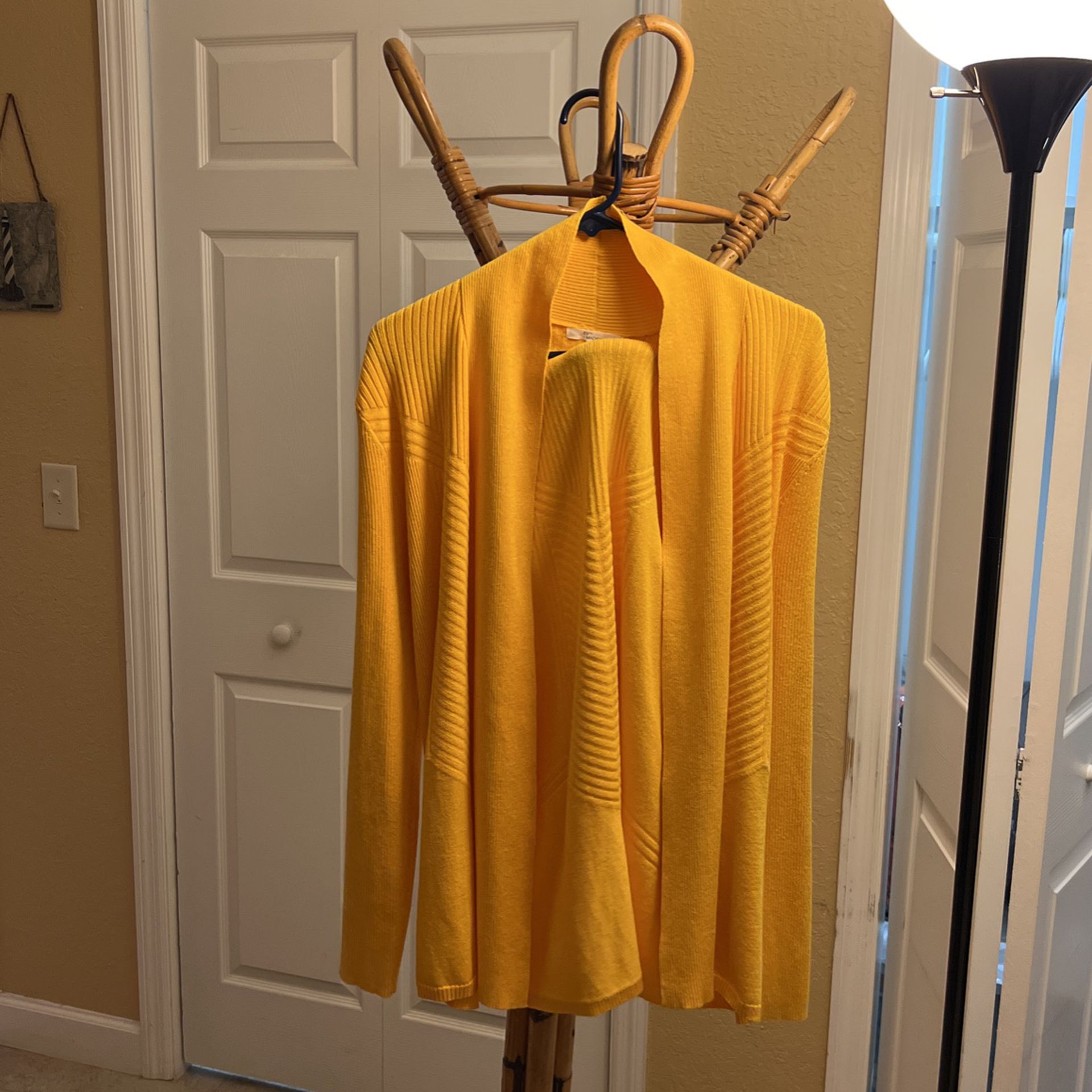 women's shawl, yellow color, size L, cost $4