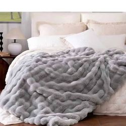 Blunique 60x80 Ultra-Soft Faux Fur Throw - NEW