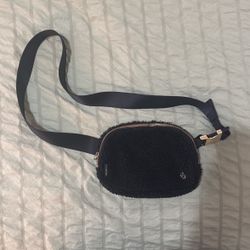 Lululemon Crossbody / Belt bag Plush Fleece Black (USED)