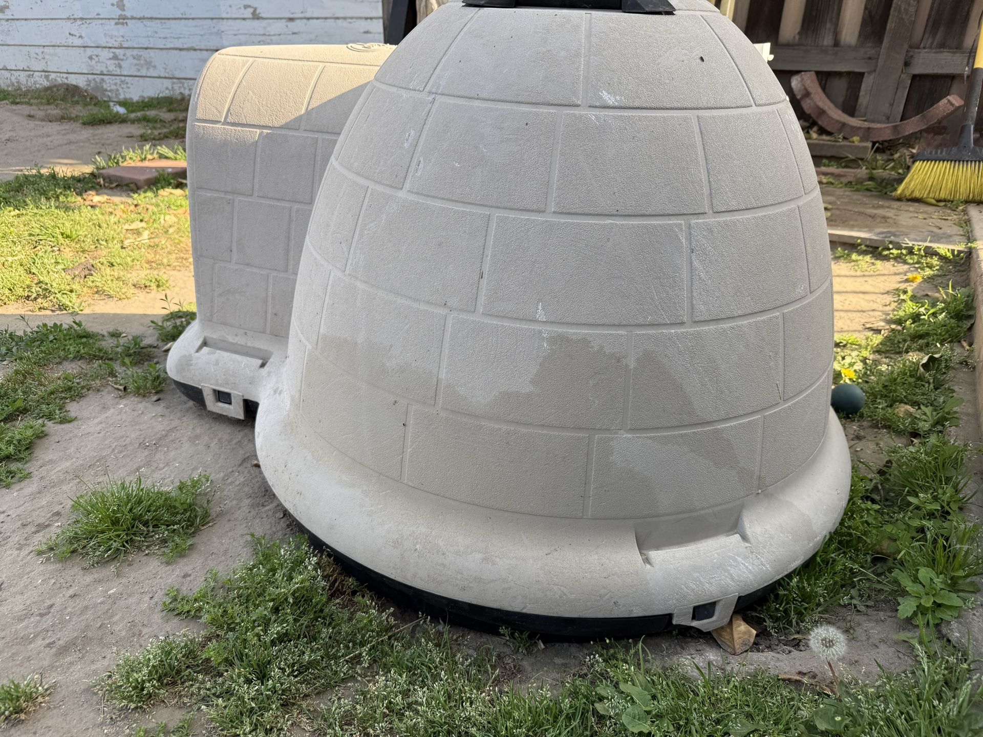 Dog Igloo House 60$ Used