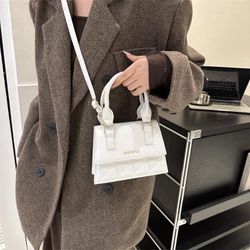 This year’s popular bag women‘s new fashion high-end handbag autumn and winter college style one-shoulder cross-body small square bag