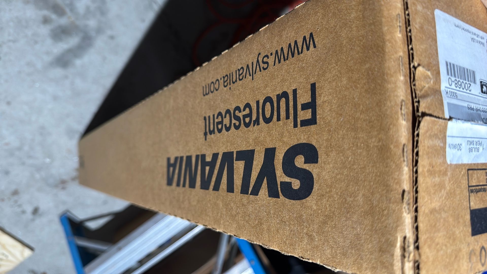 T8 fluorescent Bulbs, Two Boxes Brand New 60 Bulbs